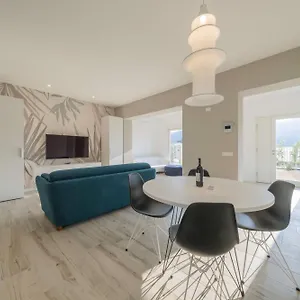 https://apartmentsgarda-lisola-blu.hotelinveneto.com